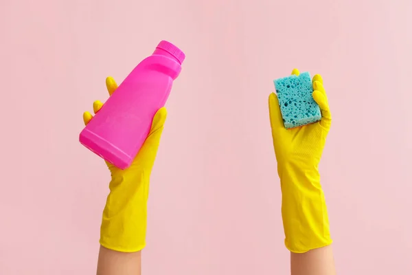 Mãos Luvas Borracha Segurando Esponja Detergente Fundo Cor — Fotografia de Stock