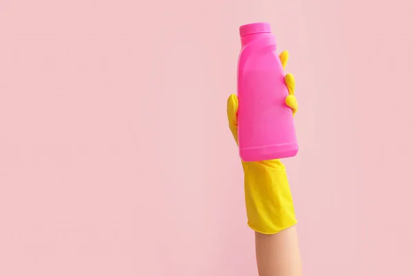 色の背景に洗剤を保持するゴム手袋の手 — ストック写真