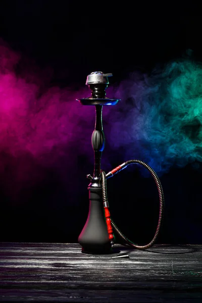 黑暗背景下桌上的Hookah — 图库照片