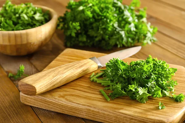 Salsa Fresca Tábua Corte Faca Sobre Fundo Madeira — Fotografia de Stock