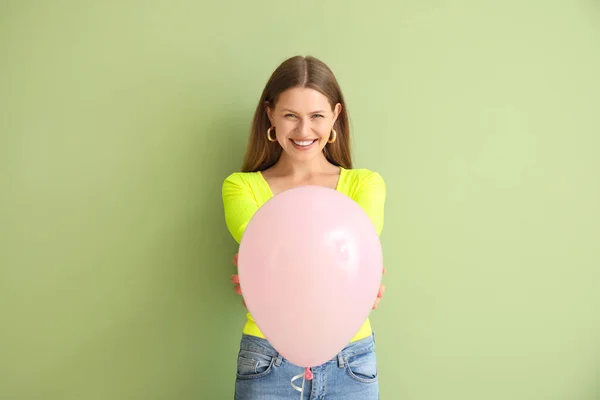 Junge Frau Mit Luftballon Auf Farbigem Hintergrund — Stockfoto