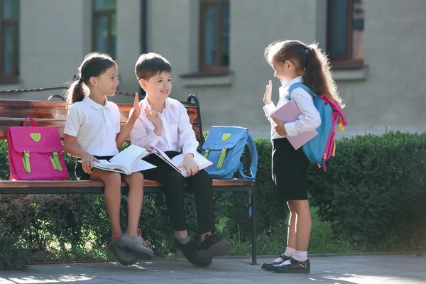 屋外の学校の近くの小さな生徒 — ストック写真