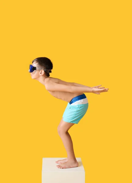 Yüzme Bloğunda Başlangıç Pozisyonundaki Küçük Çocuk Renk Arkaplanına Karşı — Stok fotoğraf