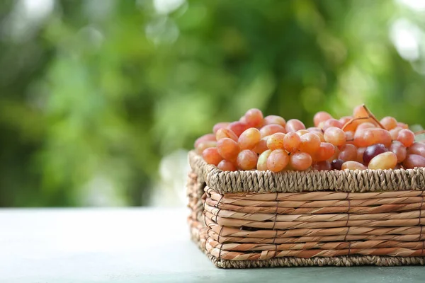 Wicker Box Ripe Grapes Table Outdoors — Stock Photo, Image