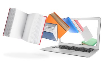 Modern dizüstü bilgisayar ve beyaz arka plan kitapları. Elektronik kitap kavramı