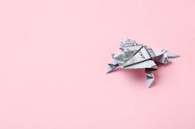 Origami kurbağası dolar banknotundan yapılmış renk arkaplanı