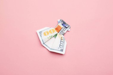 Origami elbise dolar banknottan yapılmış renk arkaplanı