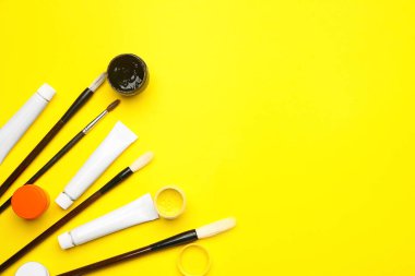 Renk arkaplanı üzerine kaligrafi uygulaması için malzemeler