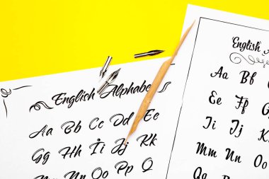 Renk arkaplanı üzerine kaligrafi uygulaması için malzemeler