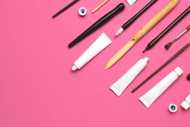 Renk arkaplanı üzerine kaligrafi uygulaması için malzemeler