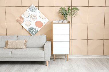 Oda duvarının yanındaki rahat kanepe.