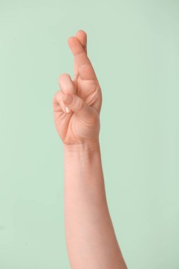 Renginin arka planında R harfi görünüyor. İşaret dili alfabesi