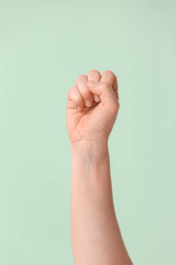 Renk arkaplanında S harfi görünüyor. İşaret dili alfabesi