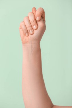 Renk arkaplanındaki T harfini gösteriyor. İşaret dili alfabesi