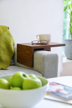 Odadaki gözlüklü bardak.