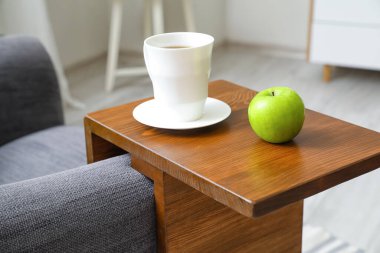 Oturma odasındaki koltukta elmalı çay.