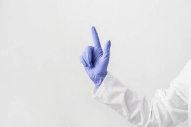 Işık arkaplanı üzerinde sanal ekran kullanan doktor