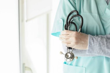 Steteskoplu doktor klinikte.