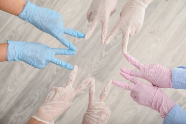 Doktorlar zafer jesti gösteriyor. Birlik kavramı