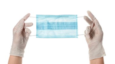 Beyaz arka planda koruyucu maskeli doktorun elleri