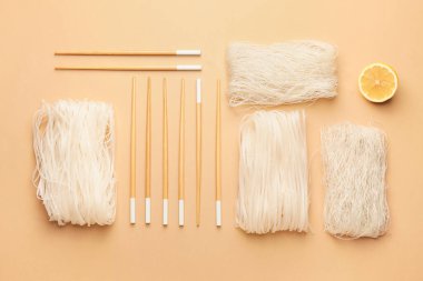 Renkli çubuklu çiğ pirinç eriştesi.