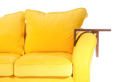 Beyaz arkaplanda kolluk sehpası olan kanepe