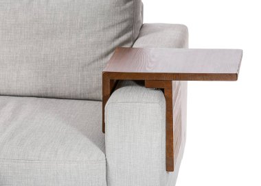 Beyaz arkaplanda kolluk sehpası olan kanepe