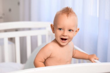 Evdeki yatakta tatlı bir bebek.