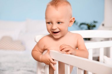 Evdeki yatakta tatlı bir bebek.