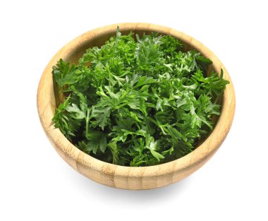 Beyaz arka planda kasede taze maydanoz