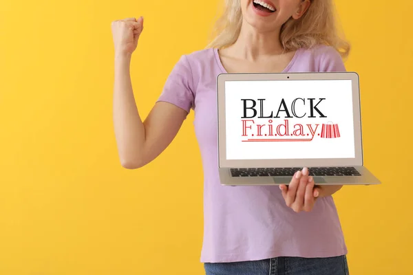Glad Ung Kvinna Med Bärbar Dator Färg Bakgrund Black Friday — Stockfoto