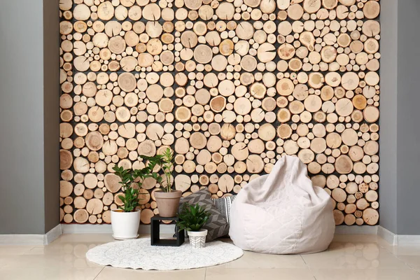 Innenraum Mit Stilvollem Sessel Und Zimmerpflanzen Der Nähe Der Holzwand — Stockfoto