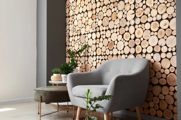 Innenraum Mit Stilvollem Sessel Und Zimmerpflanzen Der Nähe Der Holzwand — Stockfoto
