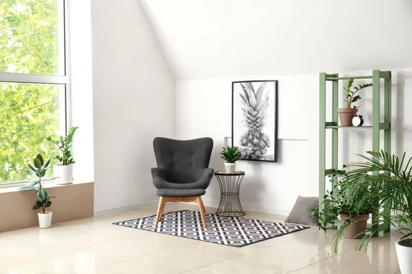 白い壁の近くにスタイリッシュなアームチェアと観葉植物の部屋のインテリア — ストック写真
