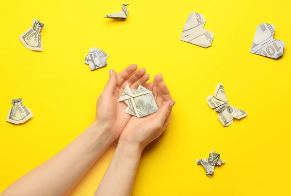 Mãos Femininas Com Diferentes Figuras Origami Feitas Notas Dólar Fundo — Fotografia de Stock