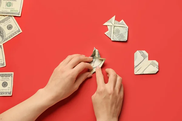 Mulher Fazendo Figuras Origami Notas Dólar Fundo Cor — Fotografia de Stock