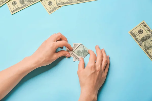 Mãos Femininas Com Origami Peixe Feito Nota Dólar Sobre Fundo — Fotografia de Stock