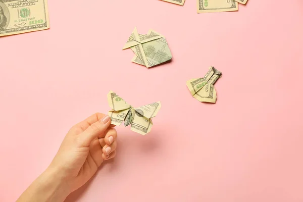 Mão Feminina Com Diferentes Figuras Origami Feitas Partir Notas Dólar — Fotografia de Stock