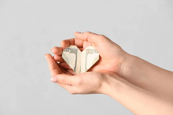 Mãos Femininas Com Coração Origami Feitas Nota Dólar Fundo Claro — Fotografia de Stock