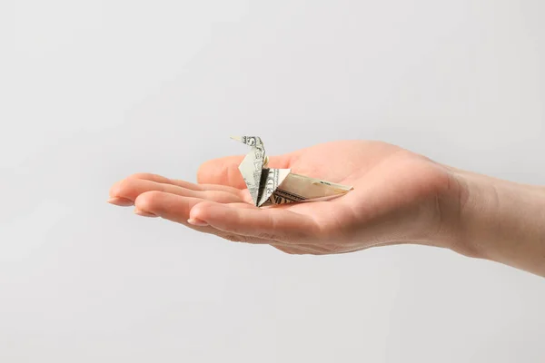 Kvinna Hand Med Origami Fågel Gjord Dollar Sedel Ljus Bakgrund — Stockfoto