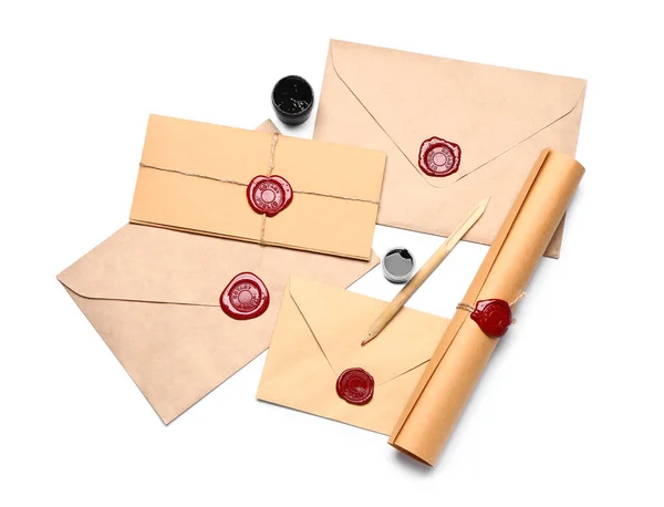 Envelopes Com Rolagem Tinta Sobre Fundo Branco — Fotografia de Stock