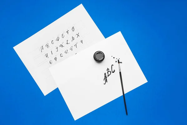 Benodigdheden Voor Kalligrafie Praktijk Kleur Achtergrond — Stockfoto