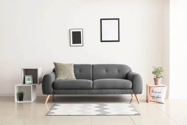 Canapé Confortable Près Mur Blanc Dans Chambre — Photo