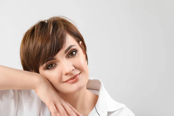 Young Woman Beautiful Short Hair Grey Background — Stock Photo, Image