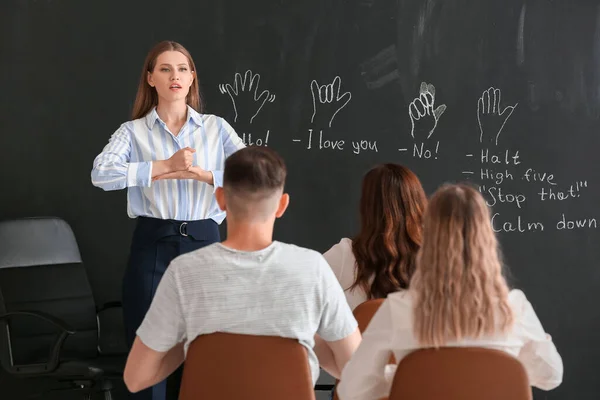 Lärare Genomför Kurser För Döva Stumma Människor Klassrummet — Stockfoto