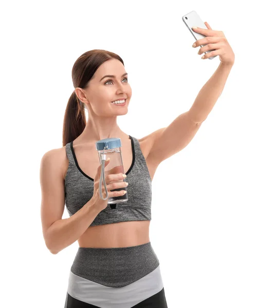 Sportliche Junge Frau Mit Wasserflasche Macht Selfie Auf Weißem Hintergrund — Stockfoto