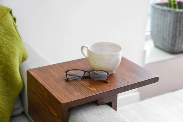 Cup Eyeglasses Armrest Table Room — Stock Photo, Image