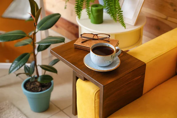 Egy Csésze Tea Könyvvel Karfás Asztalon Szobában — Stock Fotó