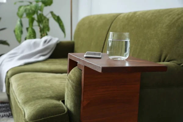 Verre Eau Avec Téléphone Portable Sur Table Accoudoir Dans Chambre — Photo