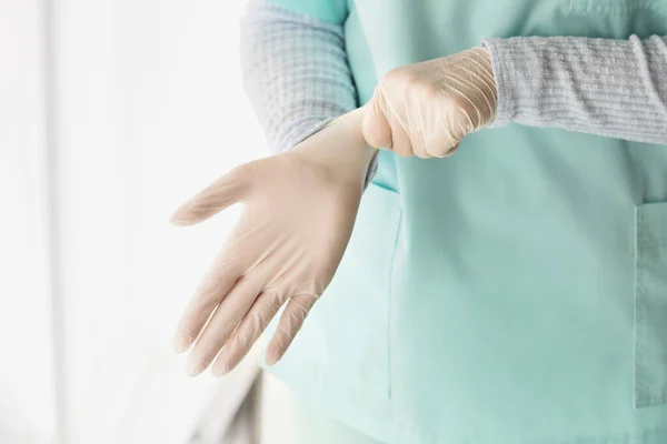 Médico Colocando Luvas Médicas Clínica — Fotografia de Stock